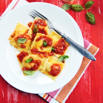  Ravioli Siram Saus Tomat